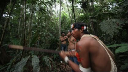 Jóvenes guerreros waorani