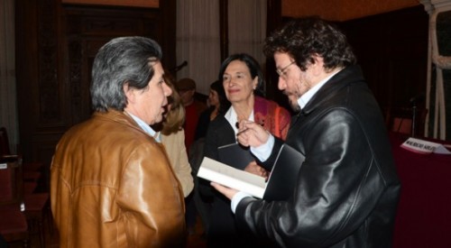 Santiago Gamboa firma autógrafos para sus lectores. Santiago Gamboa firma autógrafos para sus lectores.