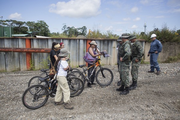 El grupo de Yasunidos desembarca en el puerto de Chiro Isla entrada al bloque 31, donde operan entre otras la compañía española Repsol. Su entrada para medir las carreteras es denegada en un puerto altamente custodiado por militares, agentes de seguridad y trabajadores de Petroamazonas (Foto: Edu Leon)