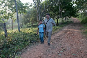 Alberto con Wikdi, protagonista de una de sus crónicas