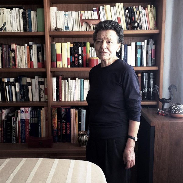 “Mi biblioteca es una cosa muy querida, me gusta tratar bien a los libros. Mi papá amaba a los libros. Adonde voy llevo alguna lectura”.