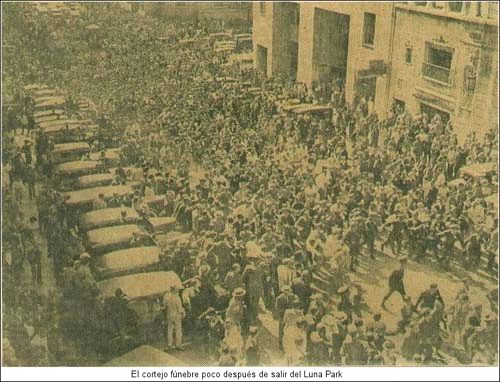 Imagen de los funerales de Gardel, luego de salir del Luna Park, en Buenos Aires.