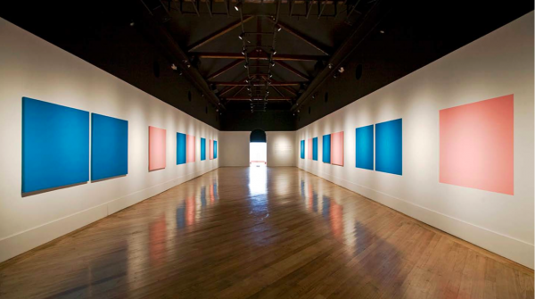 Pablo Barriga. De la serie Otros momentos. Pintura de pared. Vista general de la exposición realizada en el Centro de Arte Contemporáneo de Quito. 2012