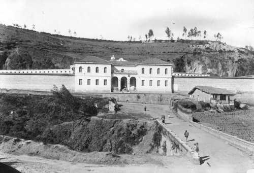 Quito, probablemente 1925. Fachada del Panóptico. Foto- autor desconocido. Archivo Fotográfico del Ministerio de Cultura del Ecuador.