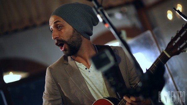 Stich, el frontman, vocalista y guitarrista de los Bueyes.