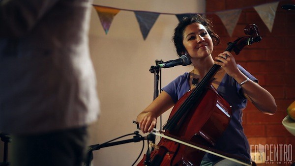 Grecia Albán, al cello y en los coros.