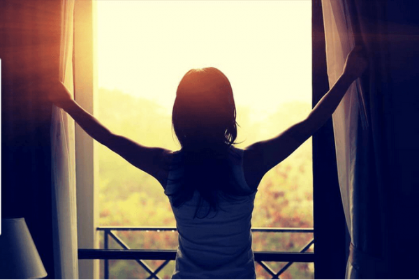 Mujer-abriendo-ventana-cuando-sale-el-sol