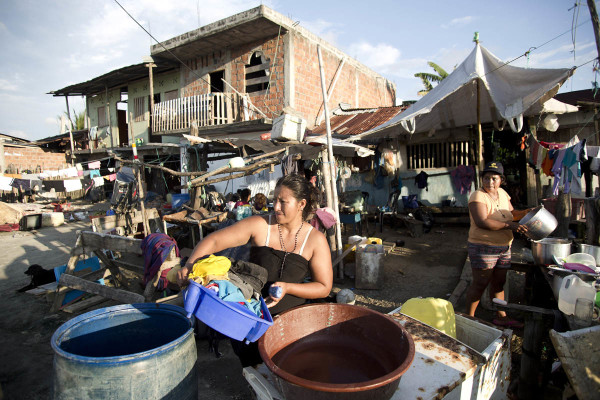 Los vecinos de La Chorrera utilizan la entrada a su antiguo hogar, ahora en ruinas, como el nuevo espacio donde hacer su vida. Juntos improvisaron lo mínimamente necesario para realizar sus actividades cotidianas, sobre todo, de aseo.